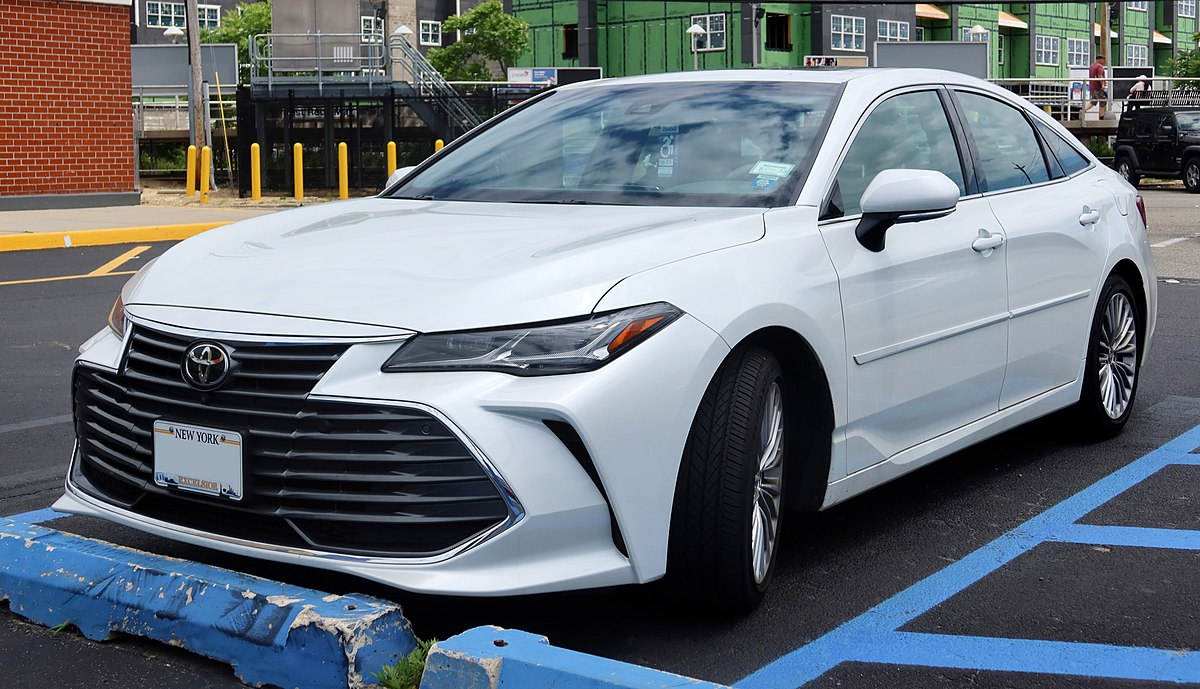 File:2020 Toyota Avalon Limited, front 6.13.21.jpg - Wikimedia Commons