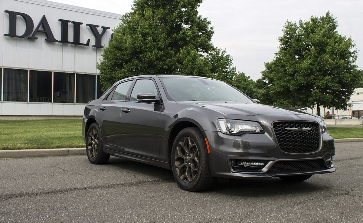 Ratings and Review: Sporty and stylish, the 2017 Chrysler 300 still has the  moves but its old age is showing – New York Daily News