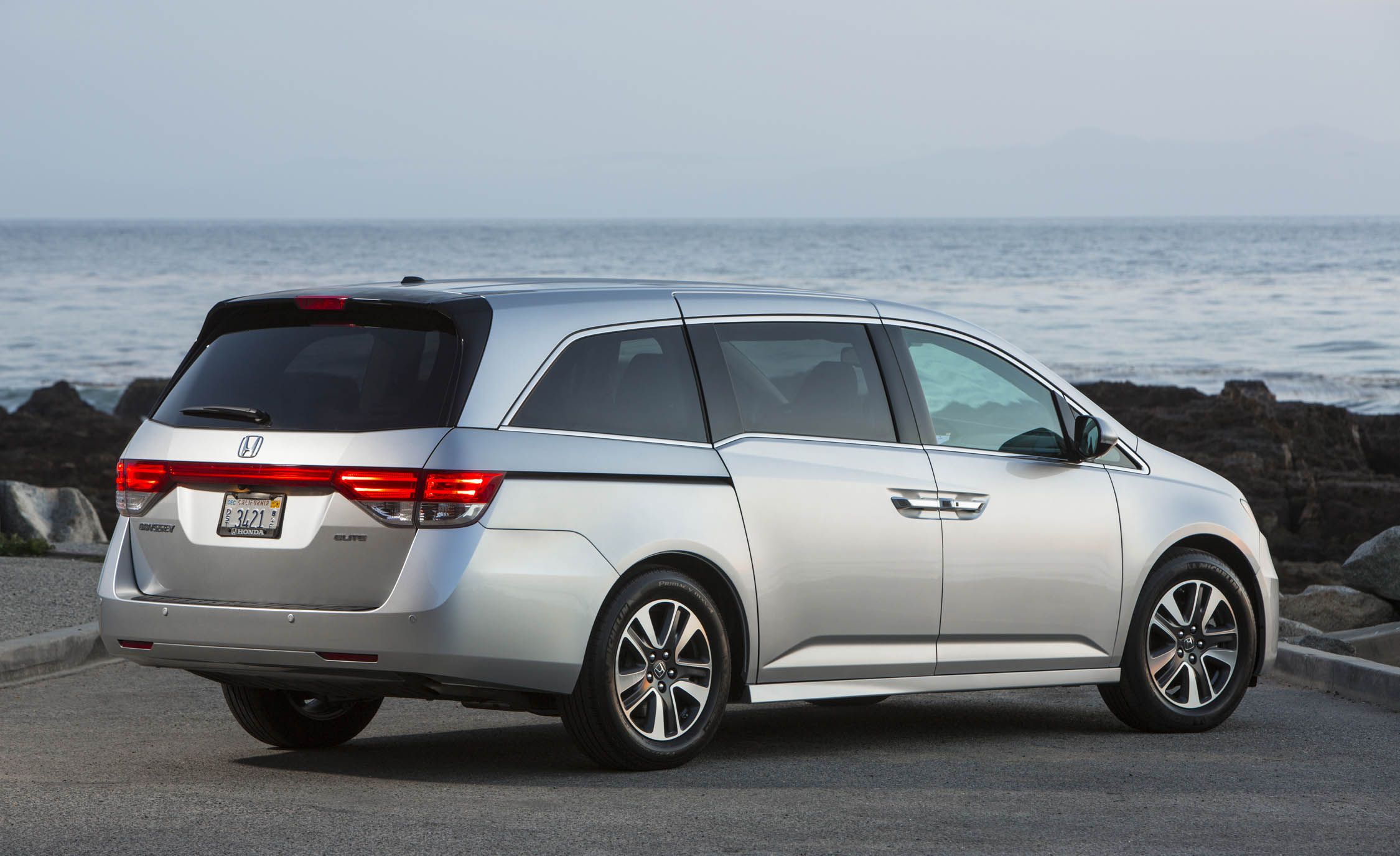 2017 Honda Odyssey Review, Pricing, and Specs
