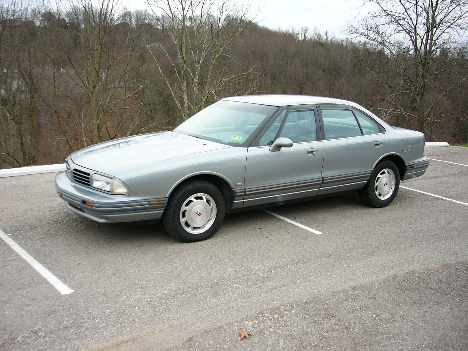 File:1995 Oldsmobile Eighty-Eight Royale in silver.jpg - Wikimedia Commons