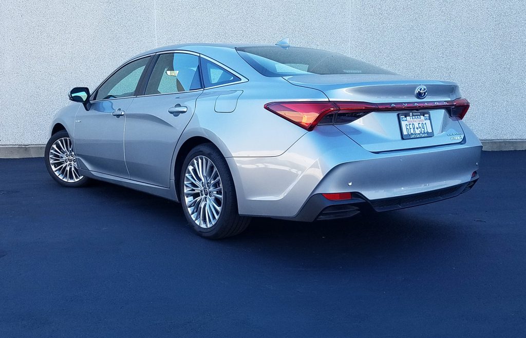 Test Drive Gallery: 2022 Toyota Avalon Hybrid Limited | The Daily Drive |  Consumer Guide® The Daily Drive | Consumer Guide®