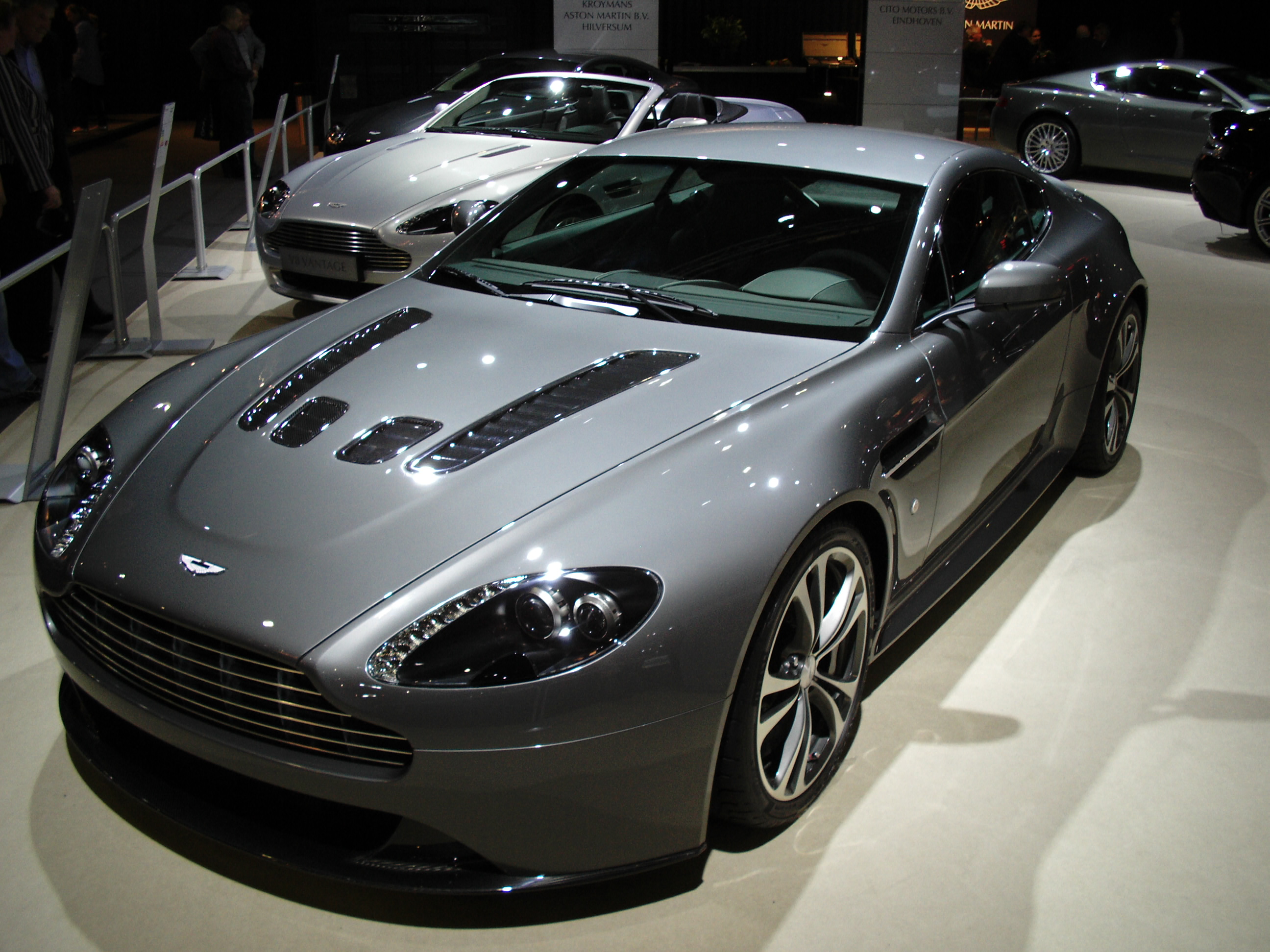 File:Aston Martin V12 Vantage AutoRAI 2009.jpg - Wikimedia Commons