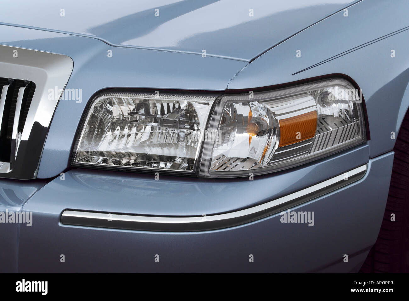 2007 Mercury Grand Marquis LS Premium in Blue - Headlight Stock Photo -  Alamy