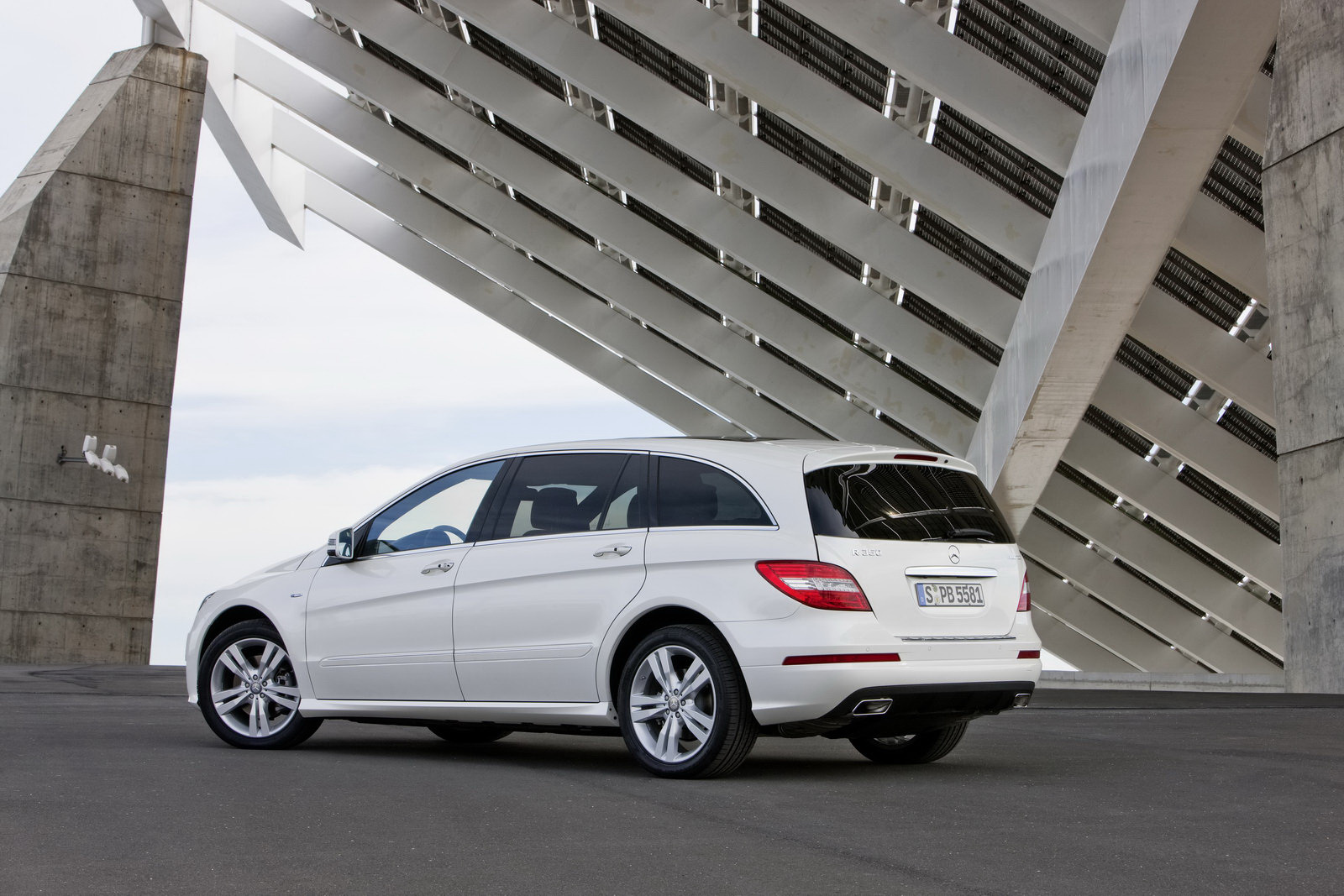 Mercedes-Benz Makes the 2011 R-Class Less Painful to the Eye [27 High-Res  Photos] | Carscoops