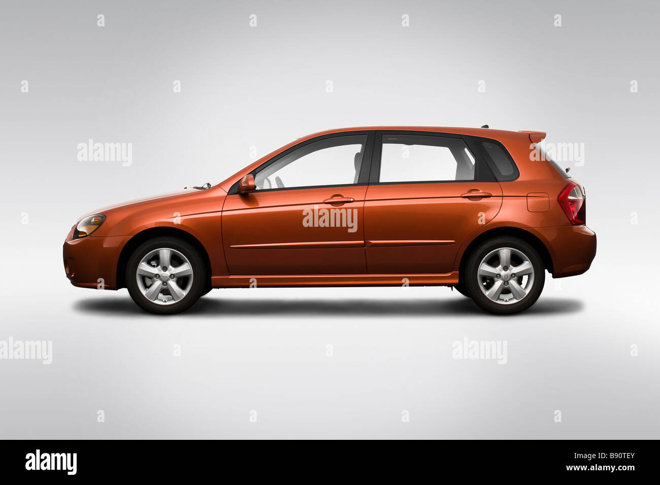 2009 Kia Spectra5 in Orange - Drivers Side Profile Stock Photo - Alamy