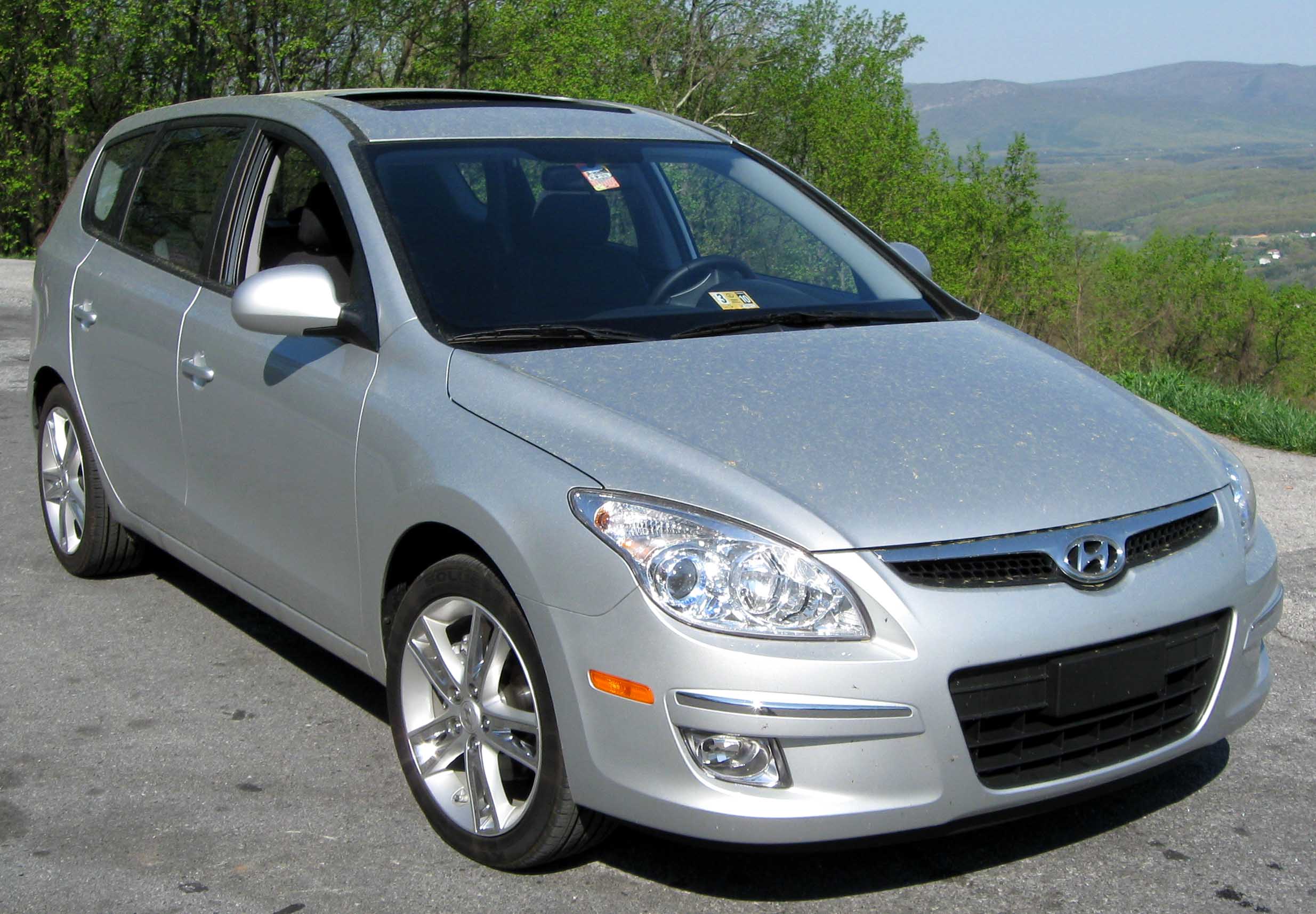 File:2009 Hyundai Elantra Touring front 2.jpg - Wikipedia