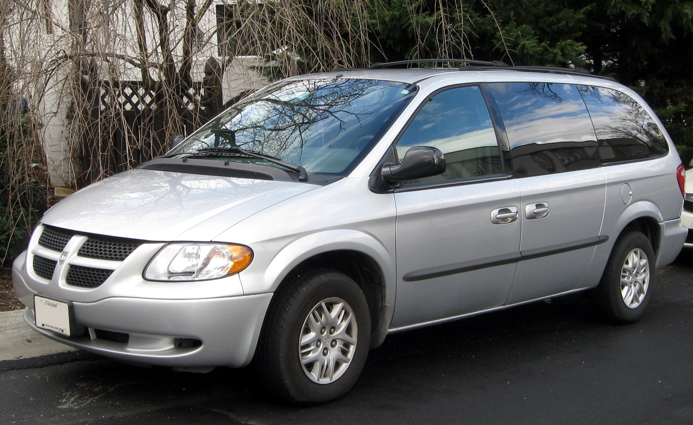 File:2001-2004 Dodge Grand Caravan -- 01-27-2012.jpg - Wikimedia Commons