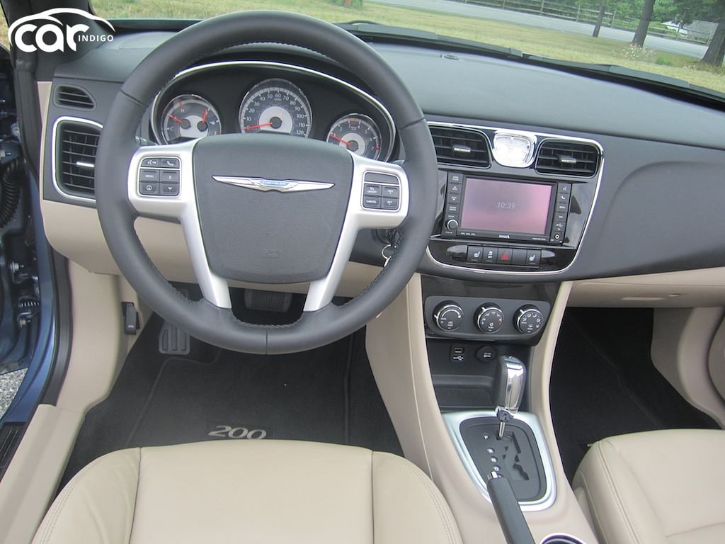 2011 Chrysler 200 Interior Review - Seating, Infotainment, Dashboard and  Features | CarIndigo.com
