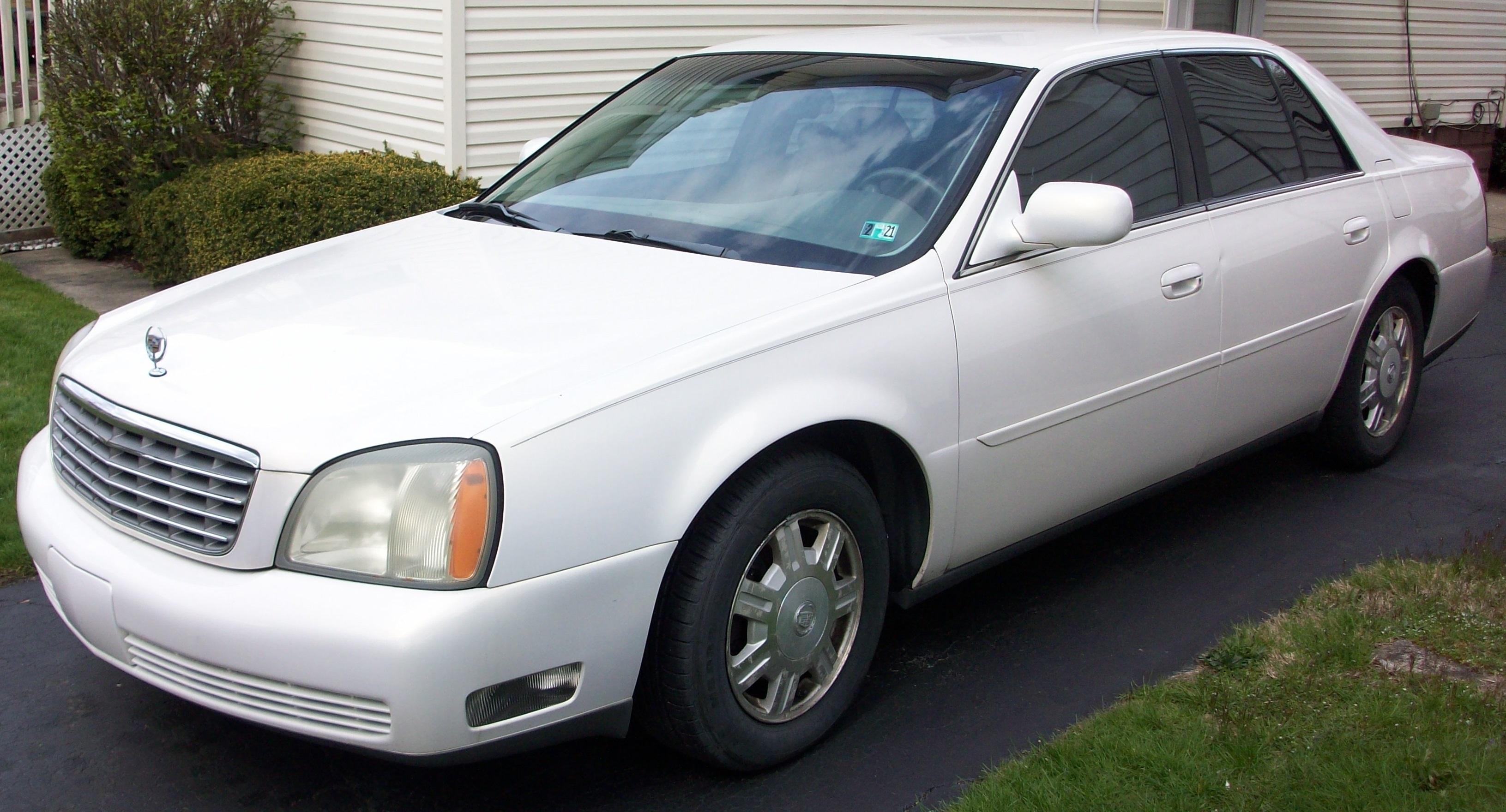 File:2004 Cadillac DeVille.jpg - Wikimedia Commons