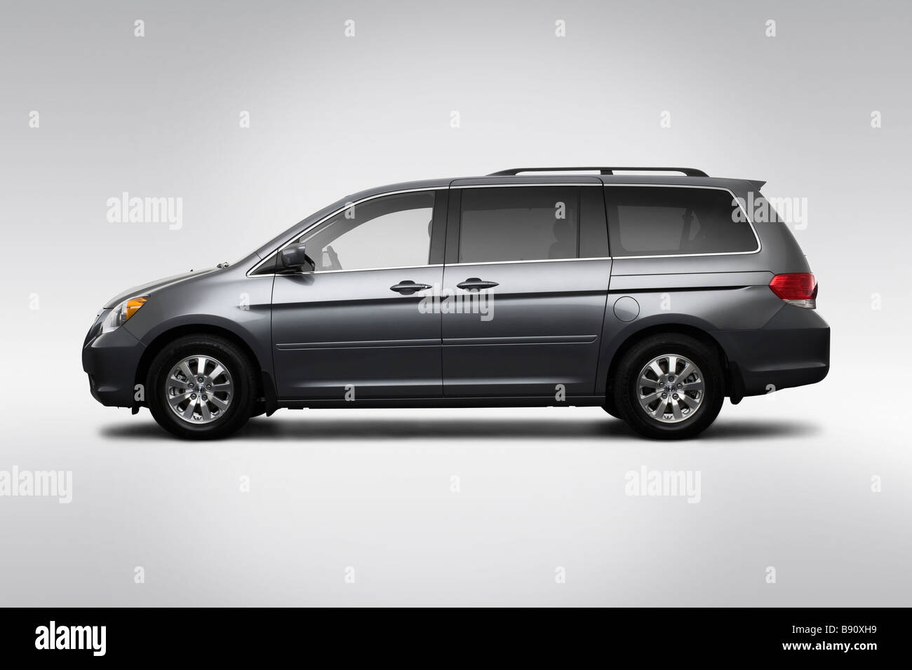 2009 Honda Odyssey EX in Gray - Drivers Side Profile Stock Photo - Alamy