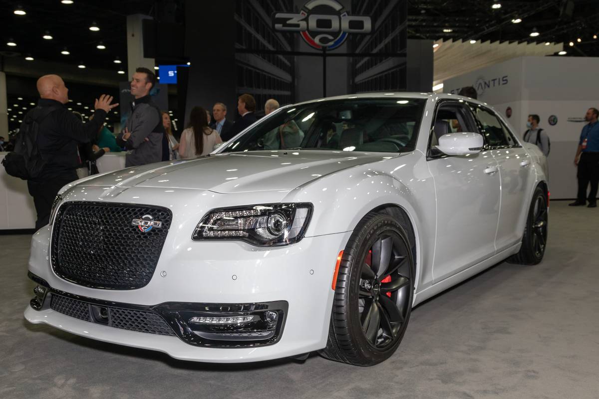 Up Close With the 2023 Chrysler 300C: If It's Too Loud, It Might Also Be  Too Old | Cars.com