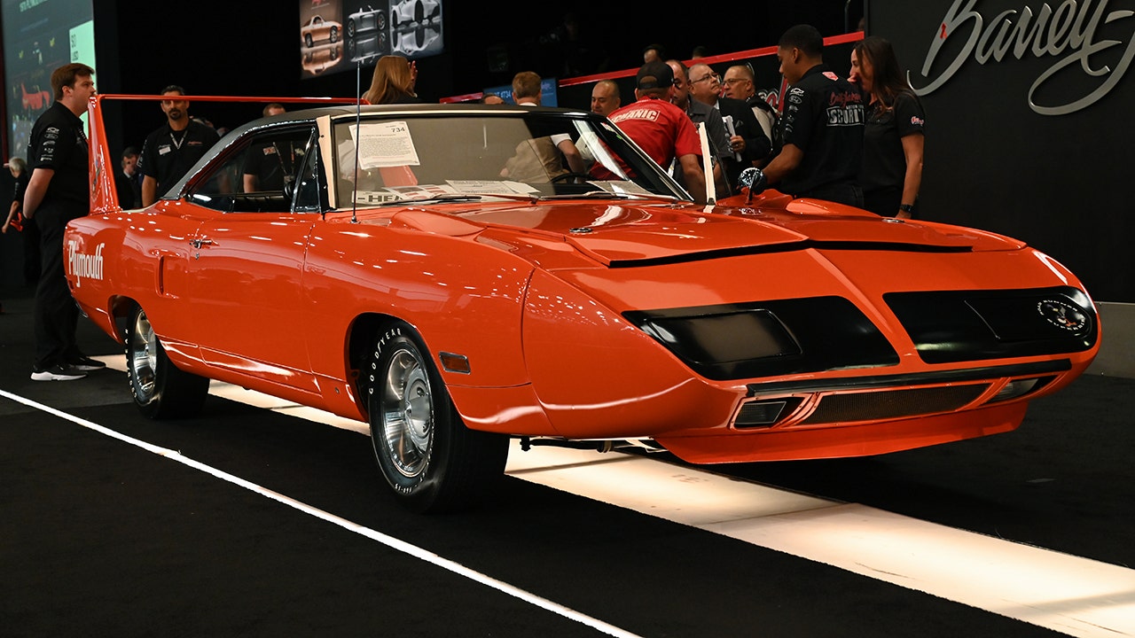 1970 Plymouth Superbird muscle car sold for record $1.65 million | Fox News