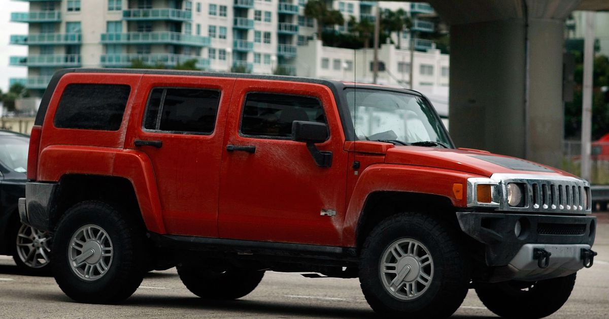 The Hummer: The military-grade SUV that Arnold Schwarzenegger brought to  2000s consumers - Vox