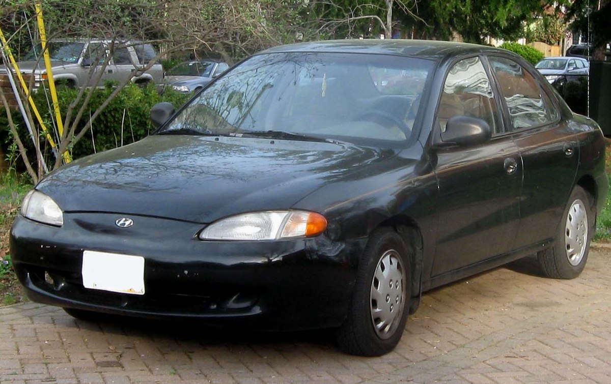 File:1996-1997 Hyundai Elantra sedan 1 -- 04-07-2010.jpg - Wikimedia Commons