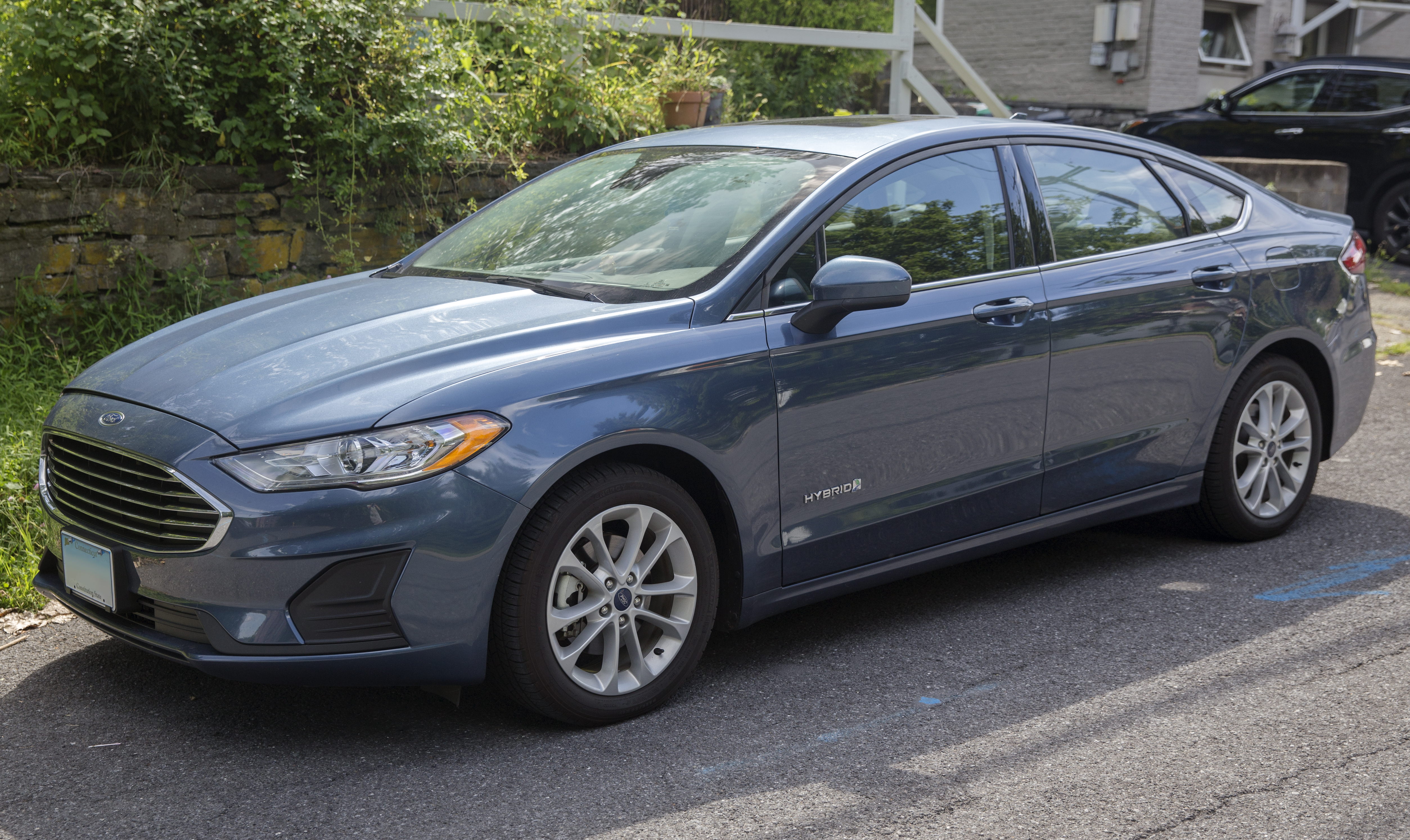 File:2019 Ford Fusion Hybrid SE, Blue, front left.jpg - Wikimedia Commons
