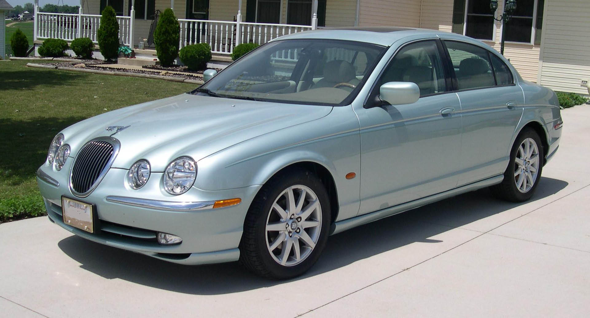 File:2001 Jaguar S-Type.JPG - Wikimedia Commons