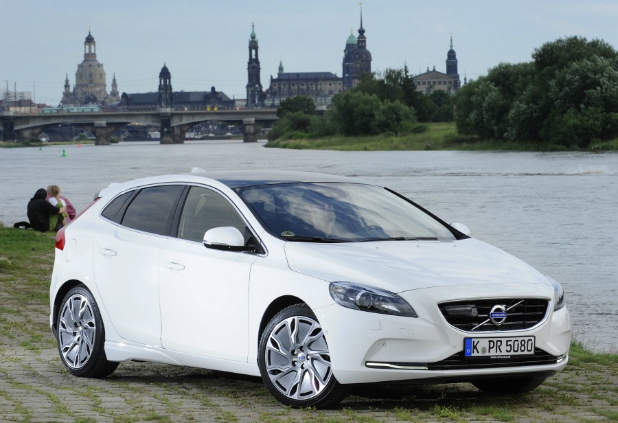 Volvo aims upscale with the V40 | Automotive News Europe