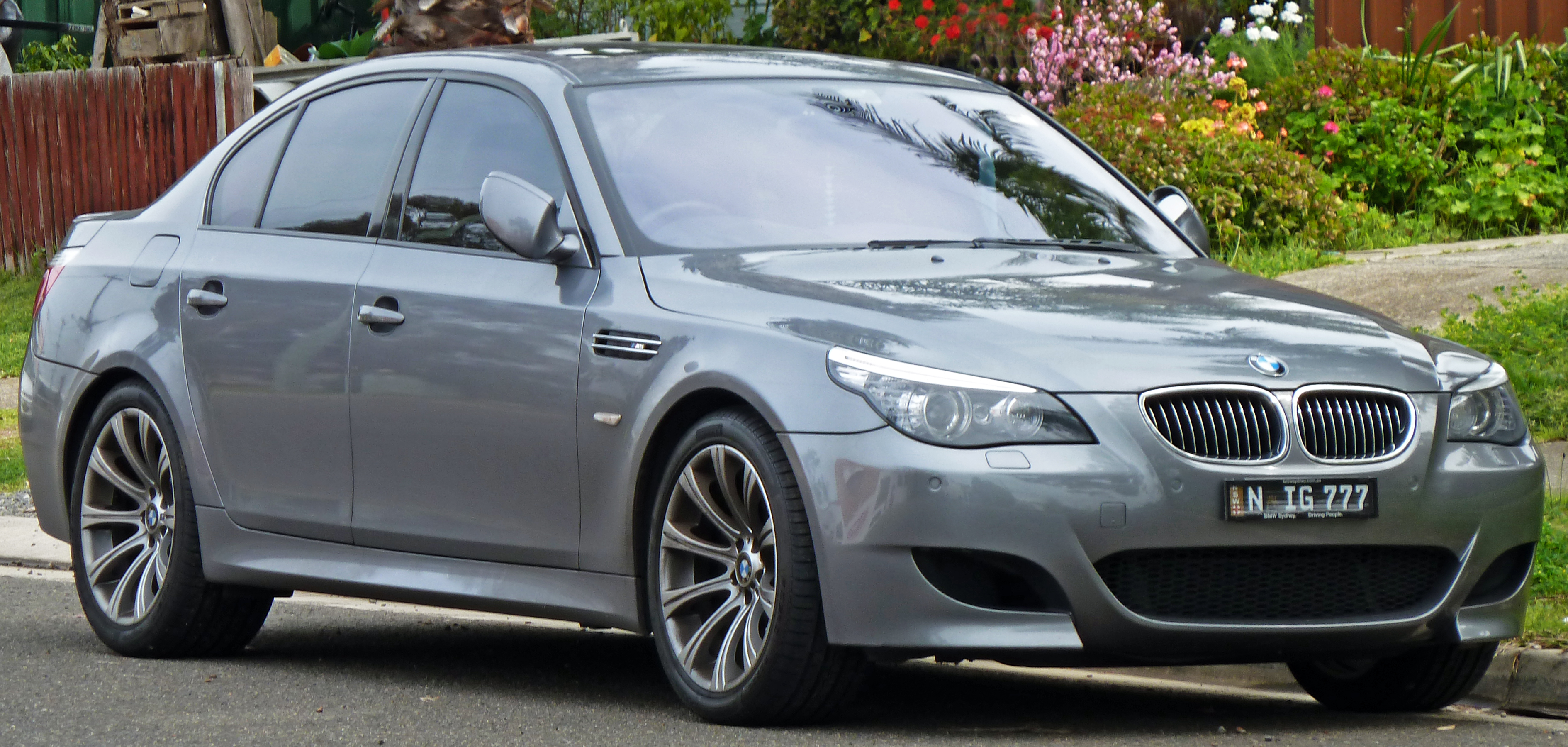 File:2007-2010 BMW M5 (E60) sedan 01.jpg - Wikipedia
