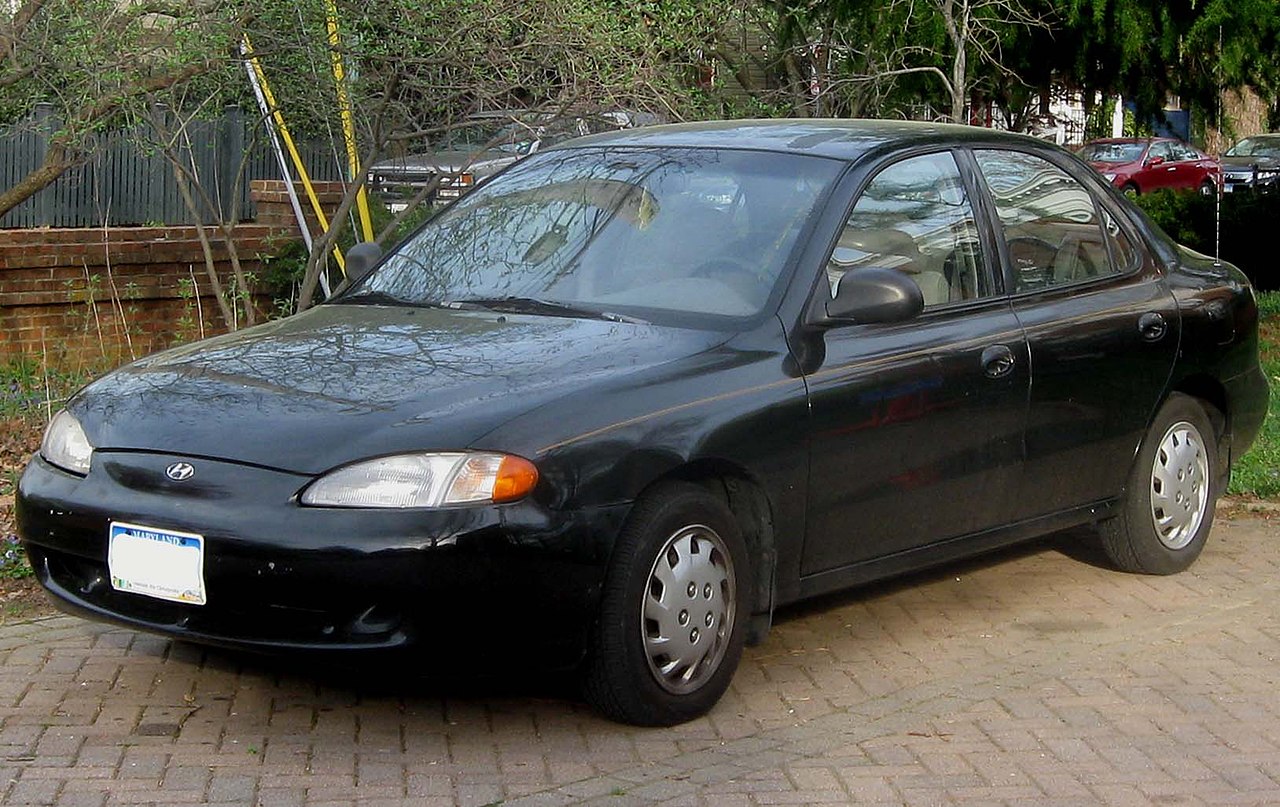 File:1996-1997 Hyundai Elantra sedan 2 -- 04-07-2010.jpg - Wikimedia Commons