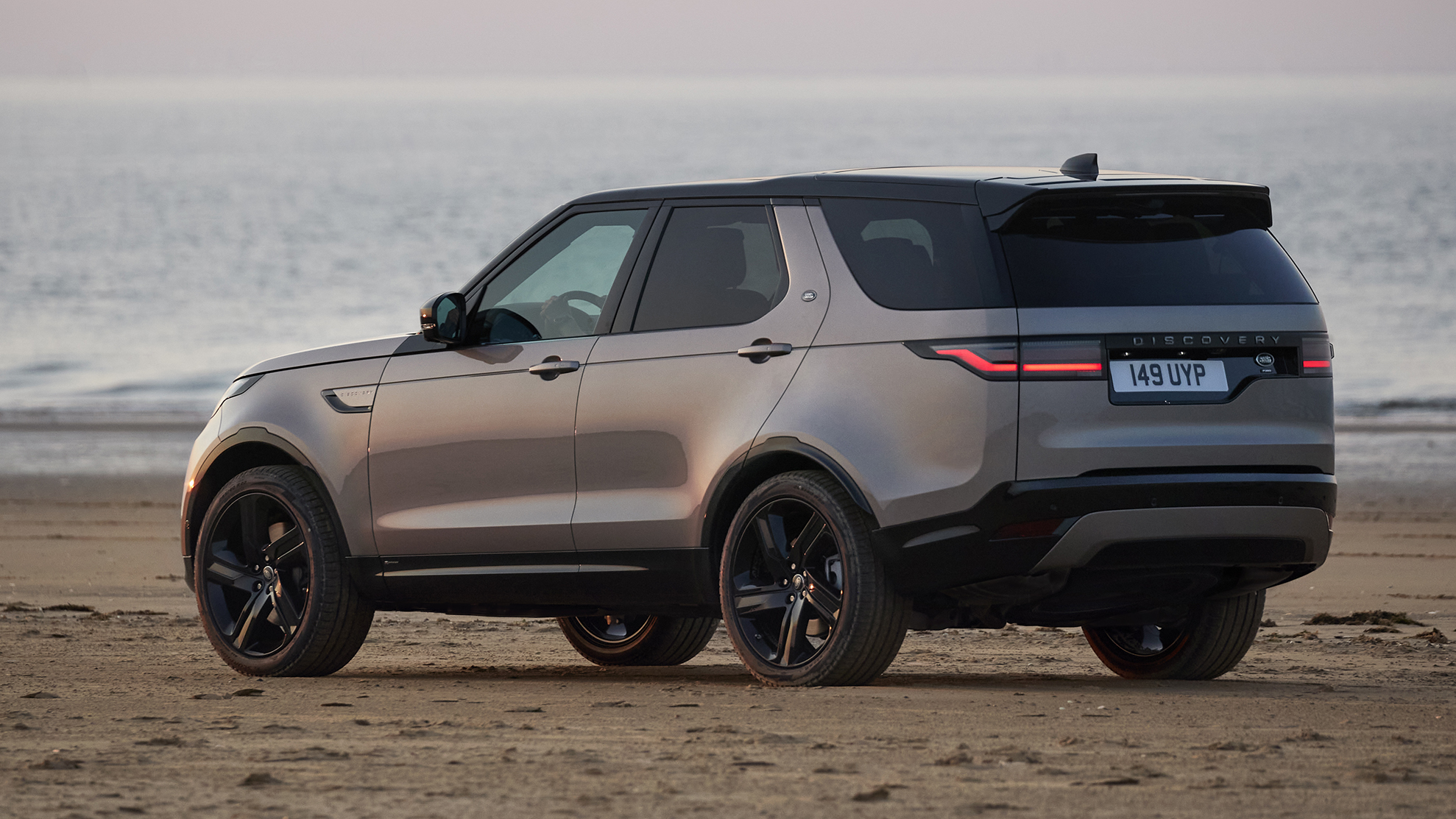 The new Land Rover Discovery still has a wonky bum | Top Gear