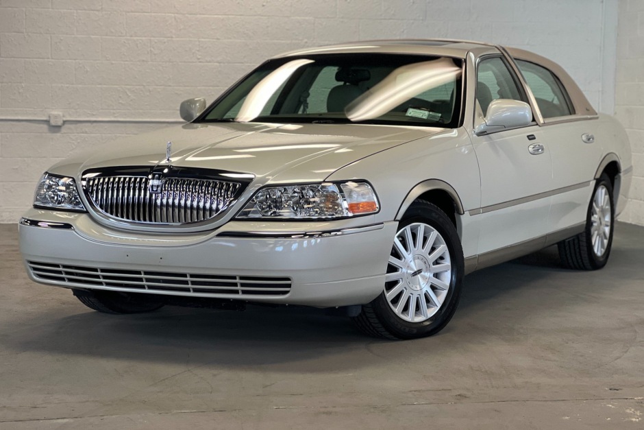 11k-Mile 2004 Lincoln Town Car Ultimate for sale on BaT Auctions - sold for  $19,250 on February 23, 2023 (Lot #99,242) | Bring a Trailer