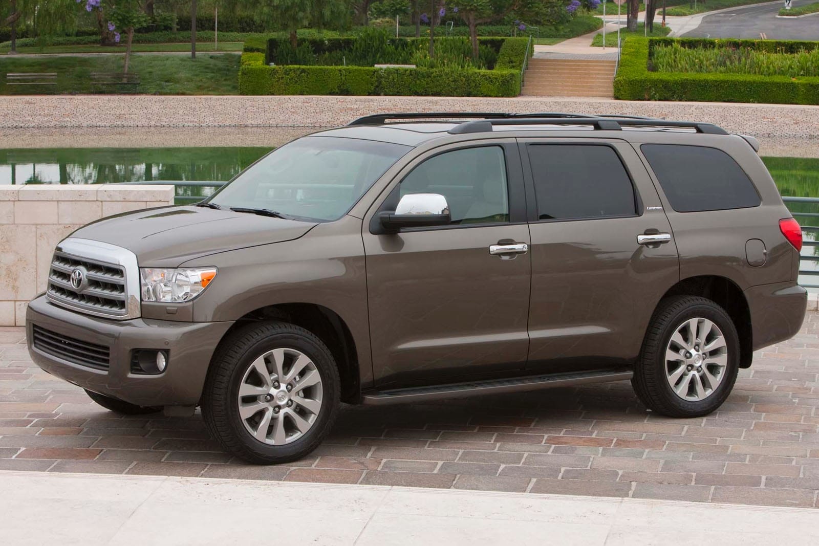 2016 Toyota Sequoia Review & Ratings | Edmunds