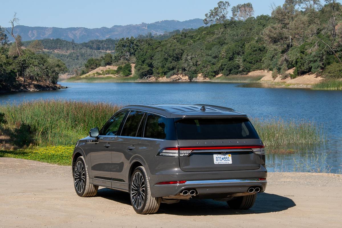 2020 Lincoln Aviator Video: A True Luxury SUV, Depending on Where You Sit |  Cars.com