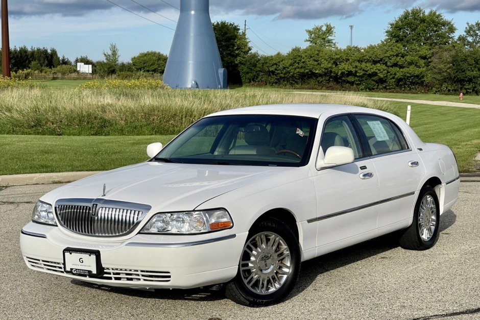 No Reserve: 26k-Mile 2008 Lincoln Town Car Signature Limited for sale on  BaT Auctions - sold for $21,500 on September 21, 2022 (Lot #85,027) | Bring  a Trailer