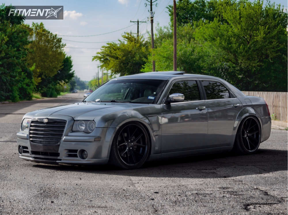 2007 Chrysler 300 C SRT8 with 22x9.5 Ferrada FR2 and Nitto 265x35 on  Coilovers | 262571 | Fitment Industries