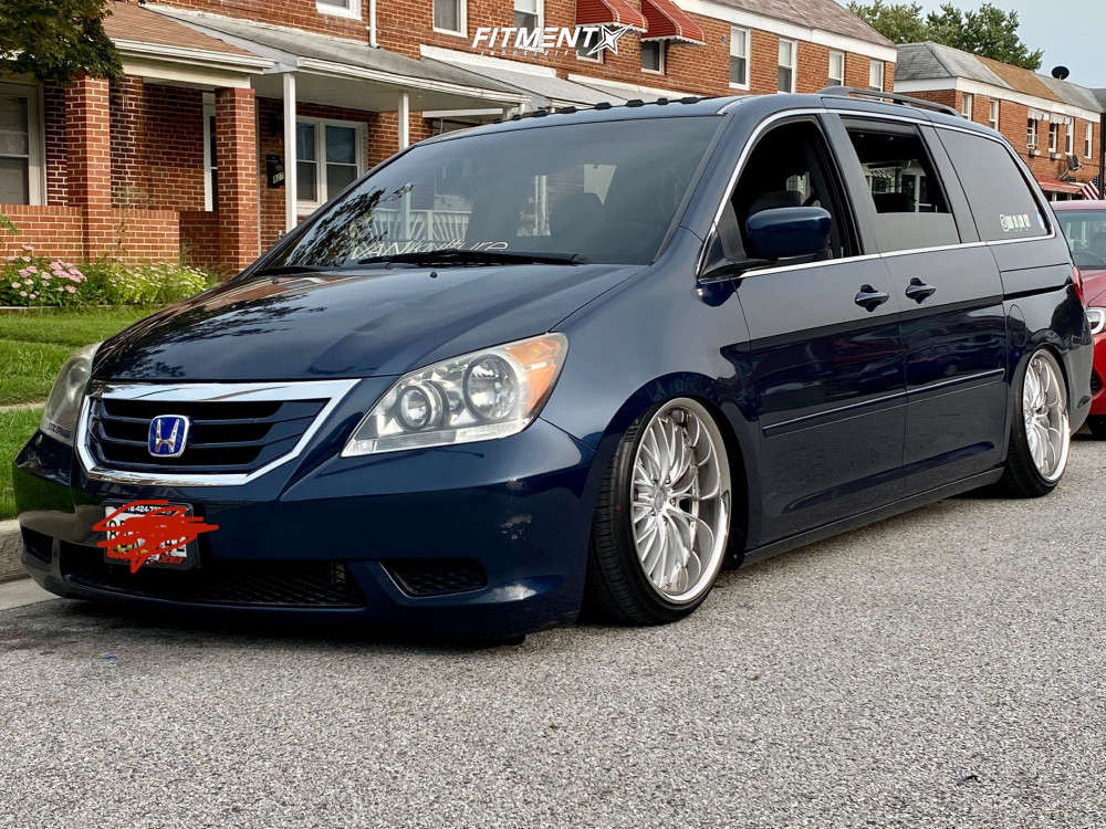 2010 Honda Odyssey EX-L with 20x10 Ravetti M5 and Lionhart 245x35 on Air  Suspension | 1150870 | Fitment Industries