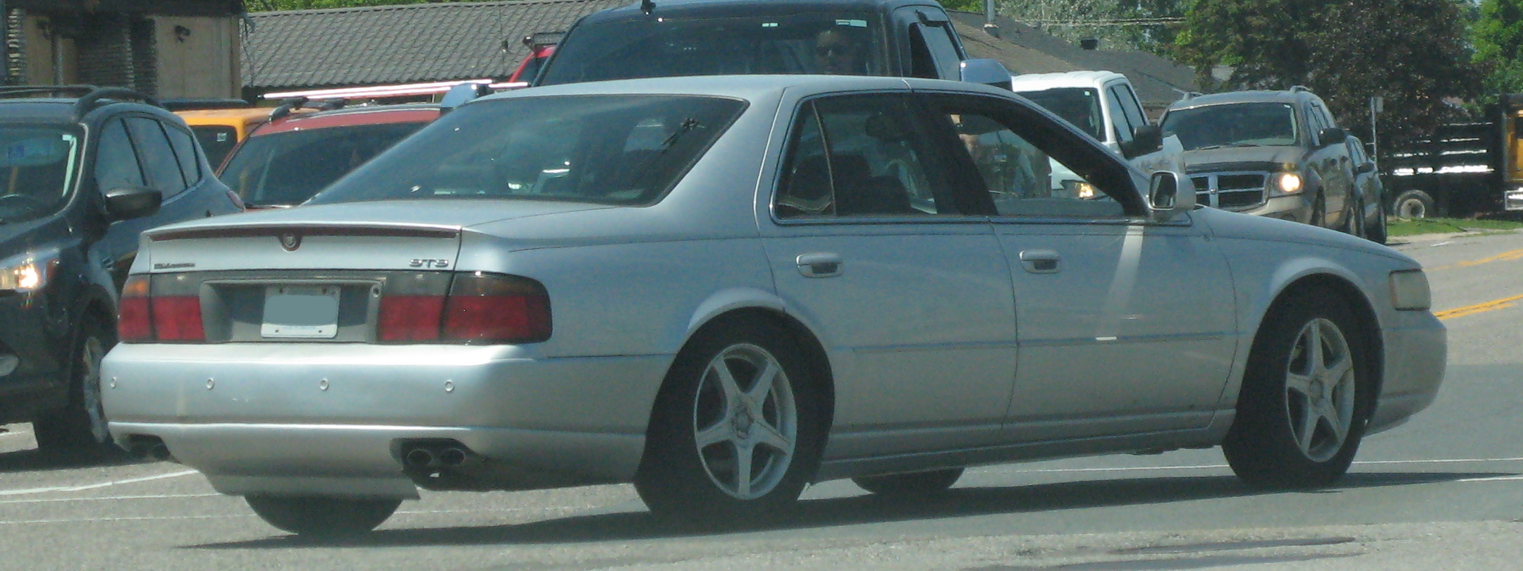 File:2003 Cadillac Seville STS, Rear Right, 06-30-2020.jpg - Wikimedia  Commons