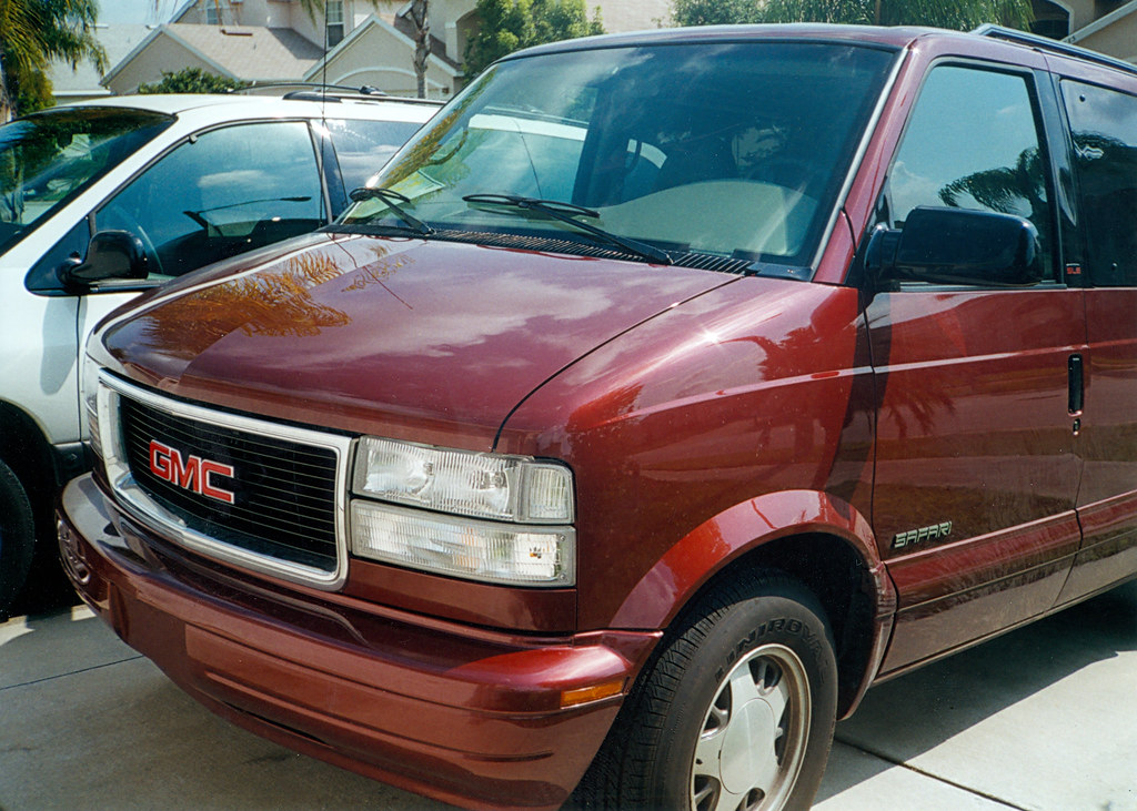 2000 GMC Safari and 2000 Dodge Grand Caravan | A very new 20… | Flickr
