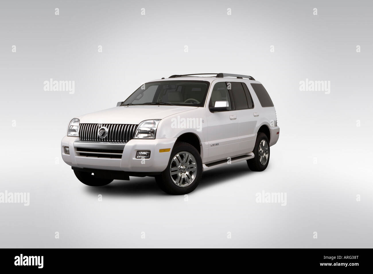 2007 Mercury Mountaineer Premier in White - Front angle view Stock Photo -  Alamy
