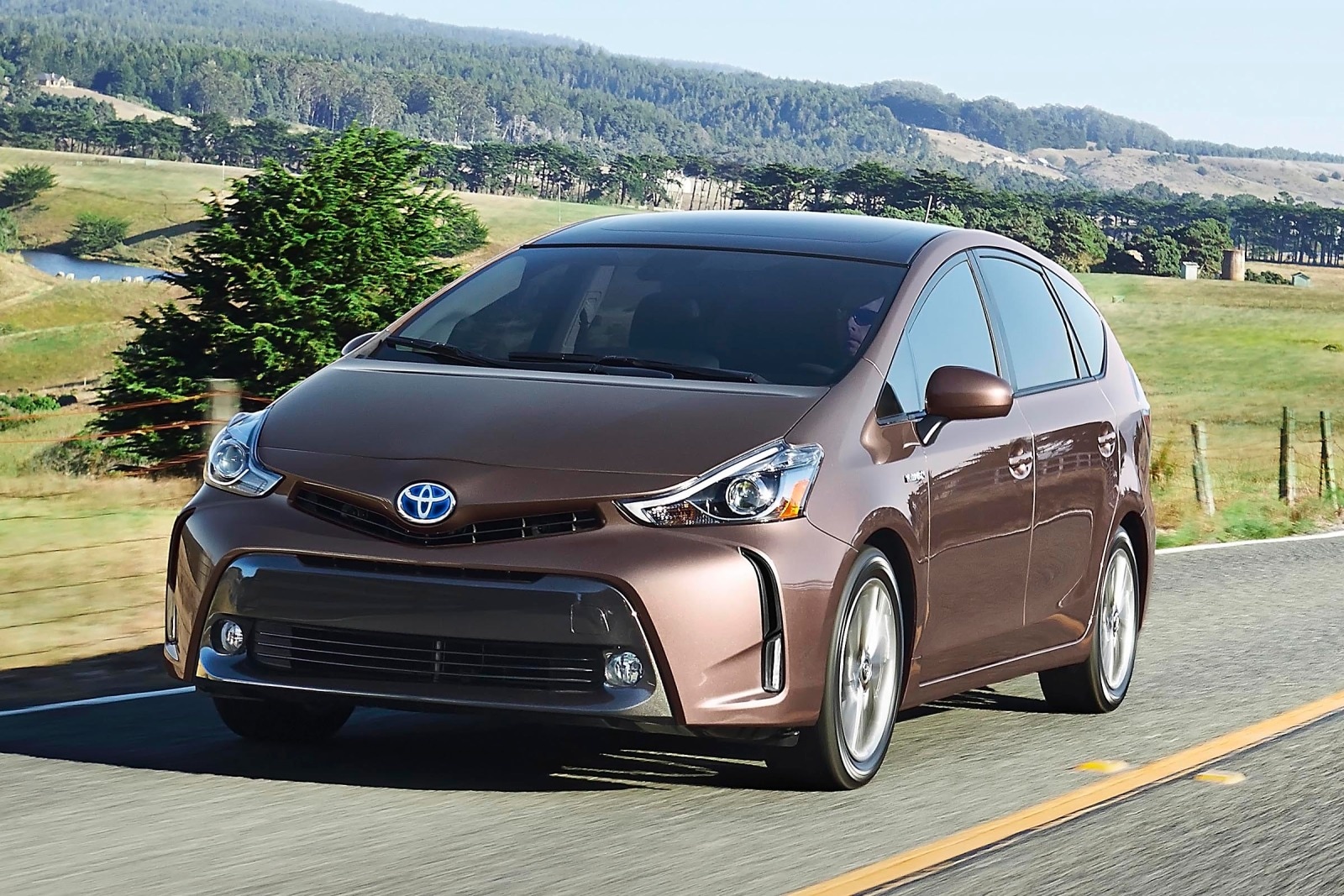 2015 Toyota Prius v Review & Ratings | Edmunds