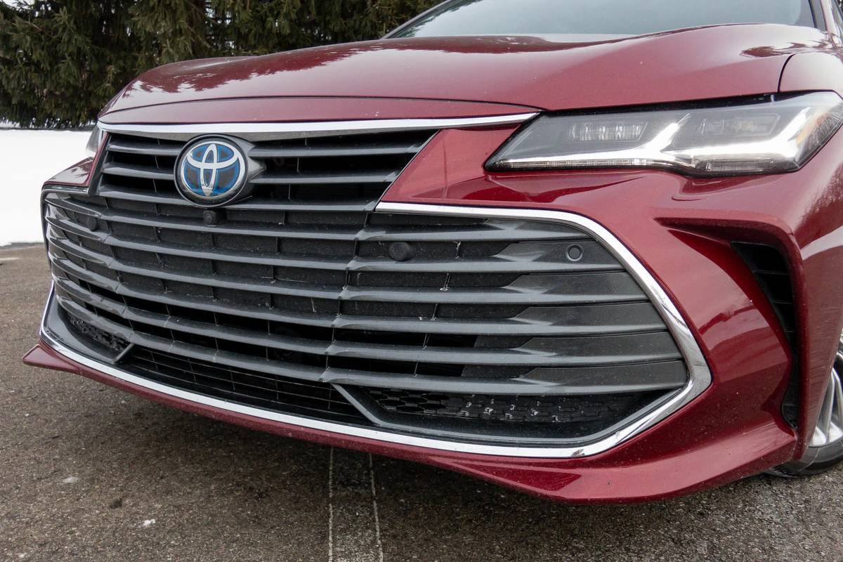 Is the 2021 Toyota Avalon Hybrid a Good Car? 4 Pros and 3 Cons | Cars.com