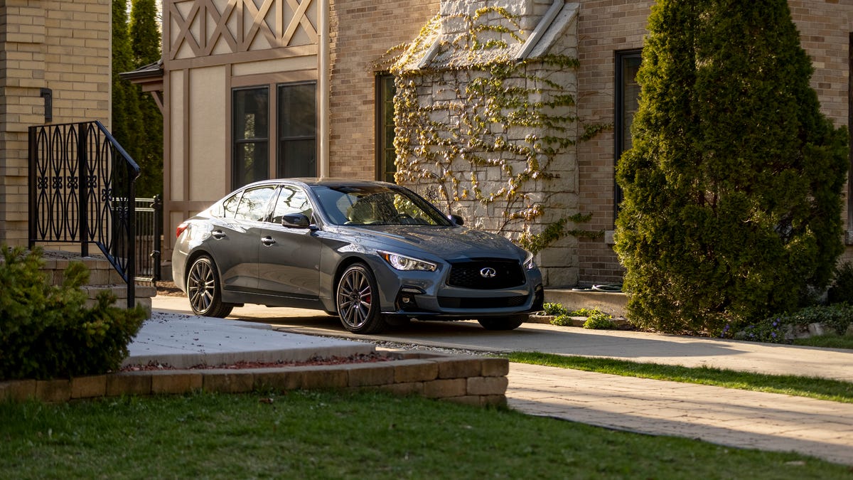 2022 Infiniti Q50 still exists and gets wireless Apple CarPlay in round of  updates - CNET